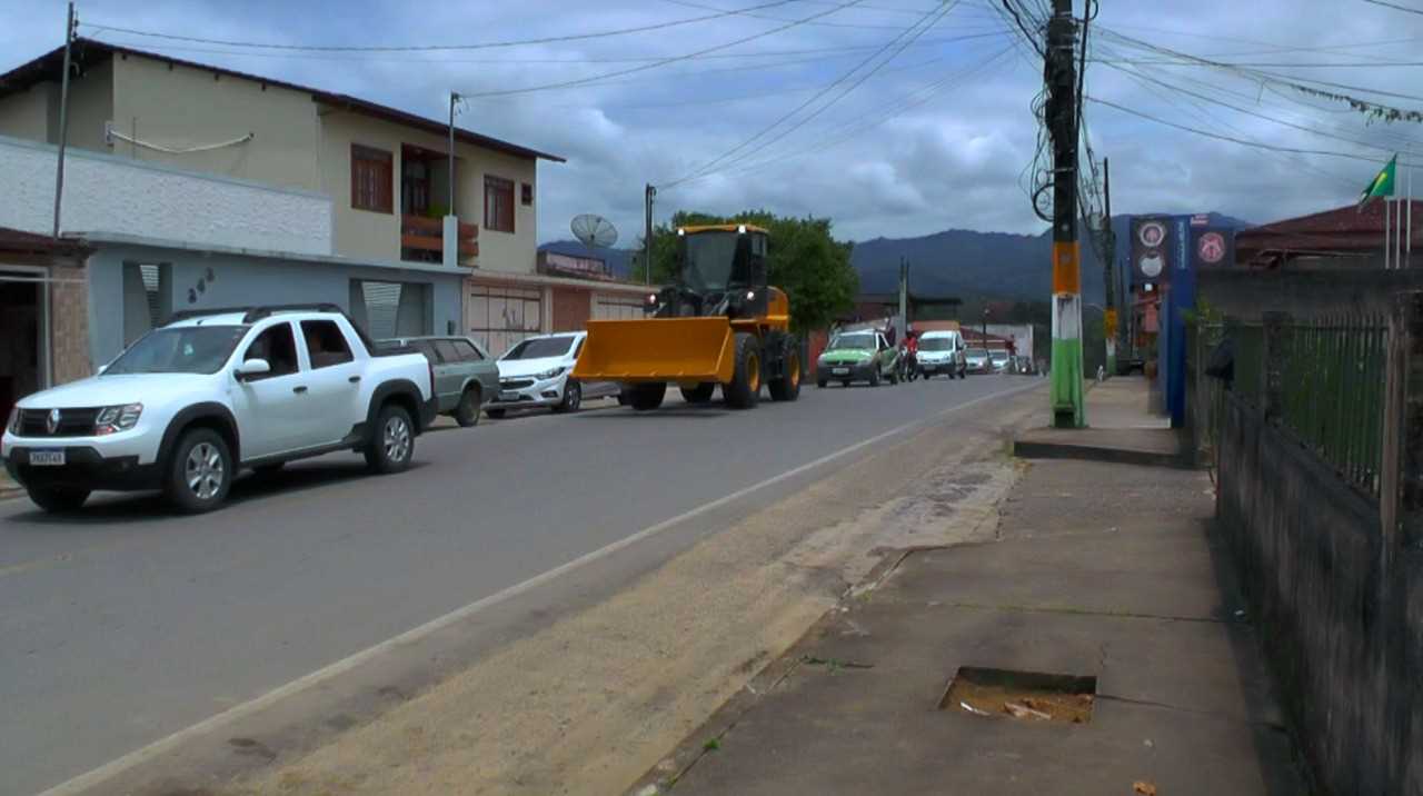 Camacã: Prefeito vai a Salvador, traz uma pá carregadeira e uma Ford Ranger para a Secretaria de Agricultura